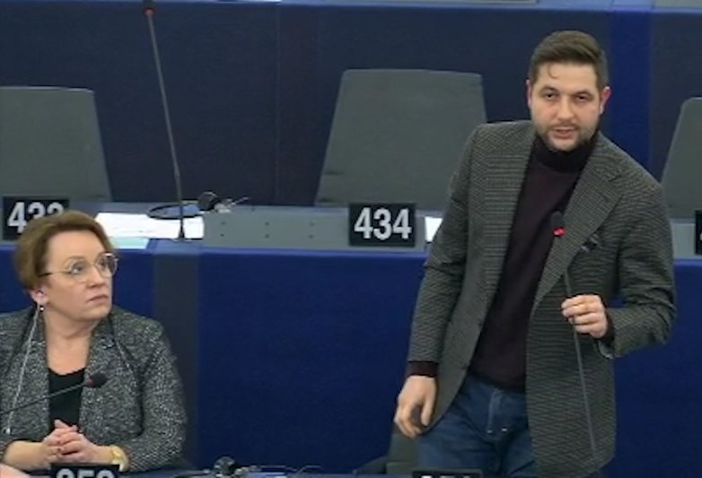 Krzykiem i wyrazistą mimiką europosłowie PiS reagowali na debatę w Parlamencie Europejskim o łamaniu praworządności w Polsce przez ich partię.