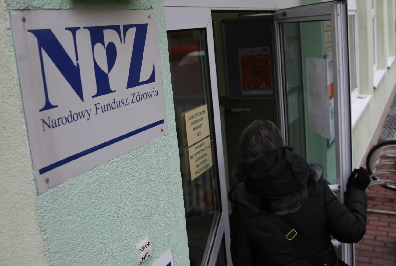 Kolejne przychodnie ambulatoryjnej opieki specjalistycznej "na NFZ" zamykają się, bo po opłaceniu kosztów nie wychodzą nawet na zero. Pacjenci muszą szukać innych placówek z kontraktem z NFZ lub korzystać z wizyt prywatnie.