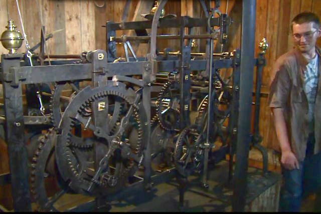 Woźny naprawić zabytkowy zegar.