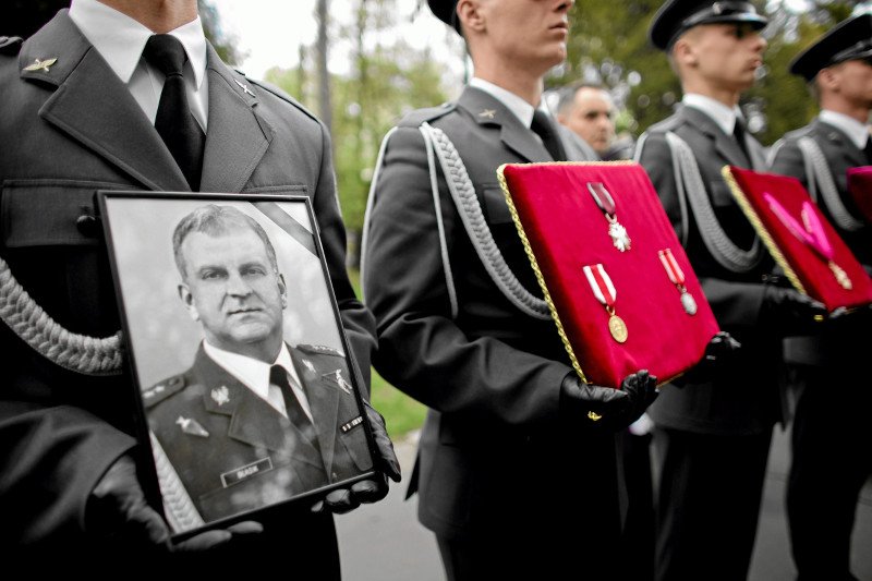 Lotnicy w ramach wyróżnienia dostali "błasiki" - miniaturowe figurki gen. Błasika.