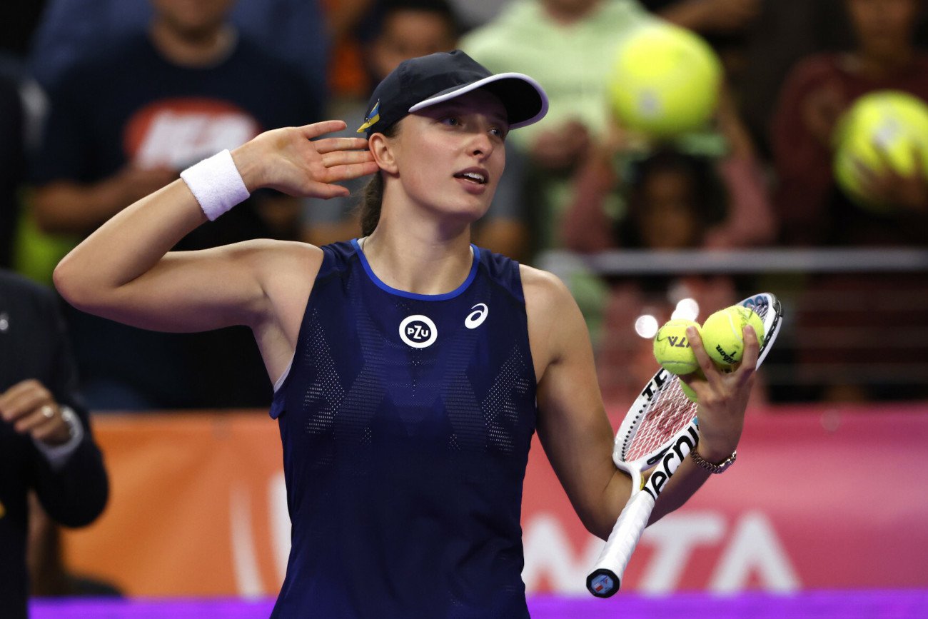 Iga Świątek od zwycięstwa rozpoczęła tegoroczny turniej WTA Finals. Polka w dwóch setach ograła Darię Kasatkinę.