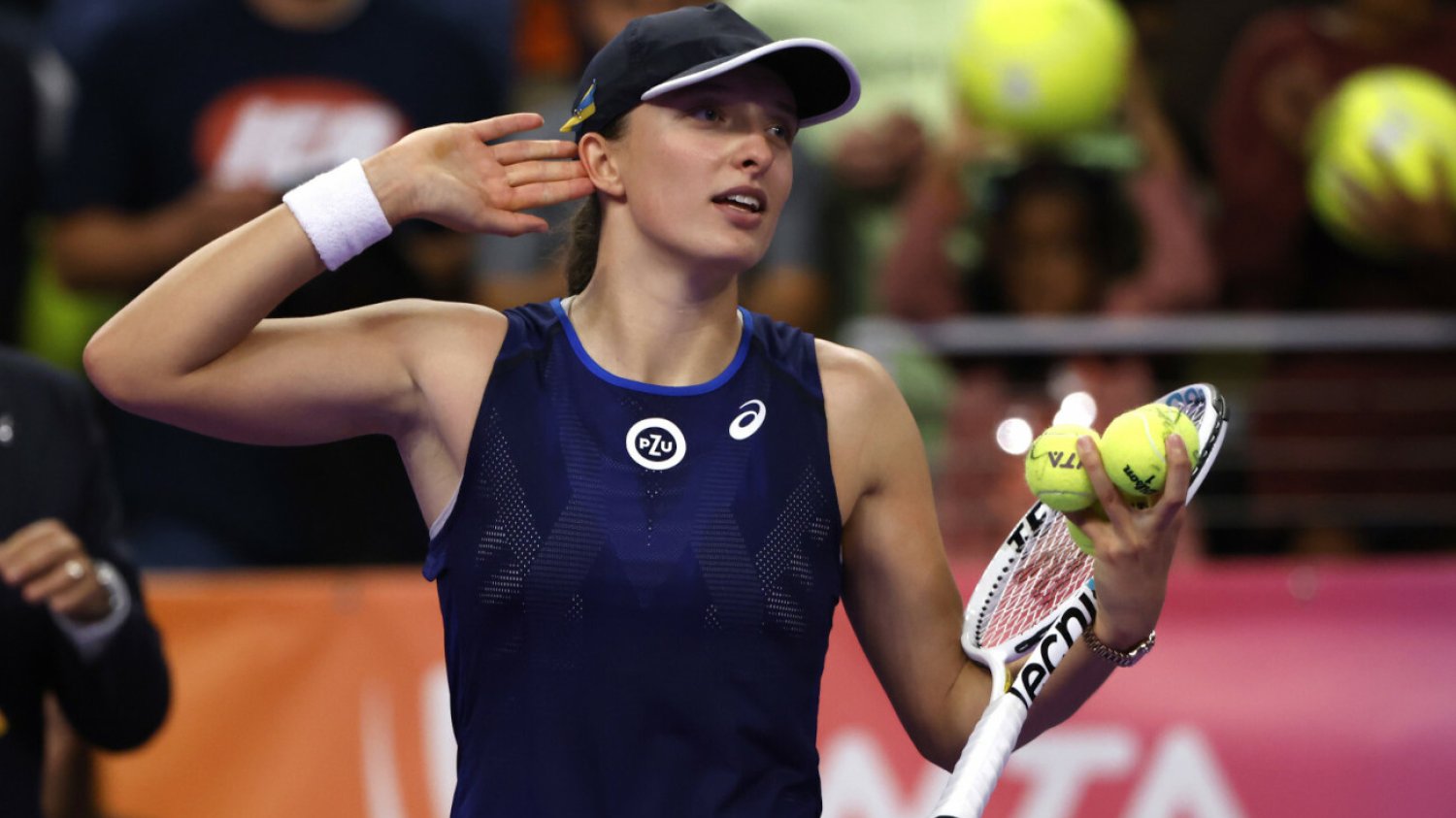 Iga Świątek od zwycięstwa rozpoczęła tegoroczny turniej WTA Finals. Polka w dwóch setach ograła Darię Kasatkinę.