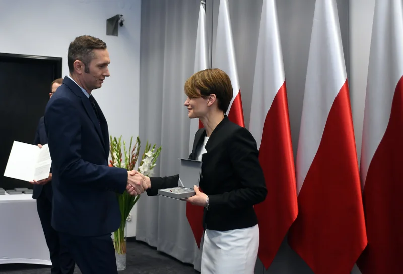 Prezes firmy OKNOPLAST Mikołaj Placek odbiera Medal 100-lecia Odzyskania Niepodległości z rąk minister Jadwigi Emilewicz.