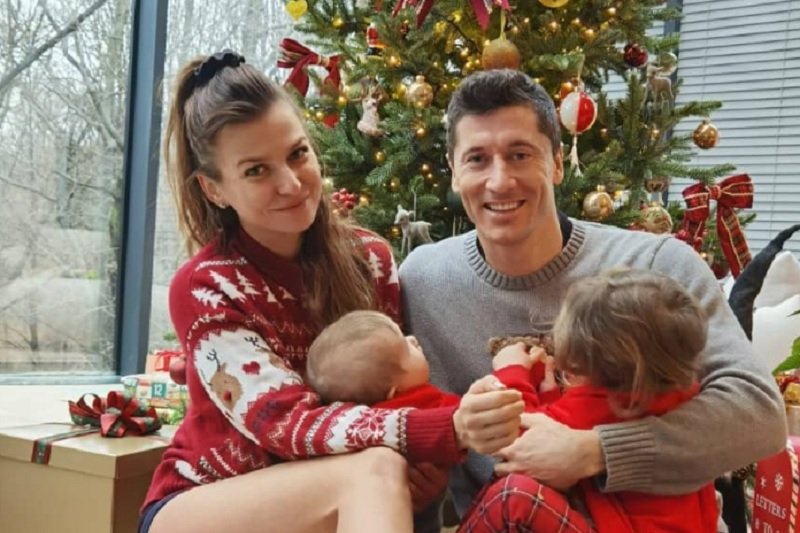 Robert Lewandowski pokazał rodzinne zdjęcie przy choince.