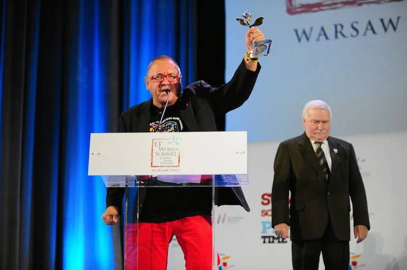 Owsiak prezentuje nagrodę od Laureatów Pokojowej Nagrody Nobla.