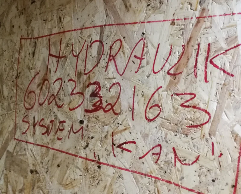 To ogłoszenie z ofertą hydraulika najpierw pojawiło się napisane czerwonym pisakiem. Ale to za słabo się rzucało w oczy...
