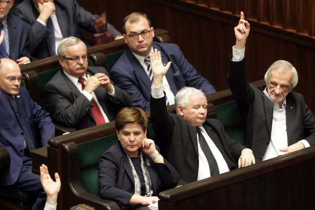 Cześć urzędników Kancelarii Sejmu protestuje przeciwko pracy w nocy narzucanej przez PiS.