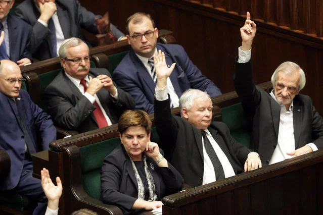 Cześć urzędników Kancelarii Sejmu protestuje przeciwko pracy w nocy narzucanej przez PiS.