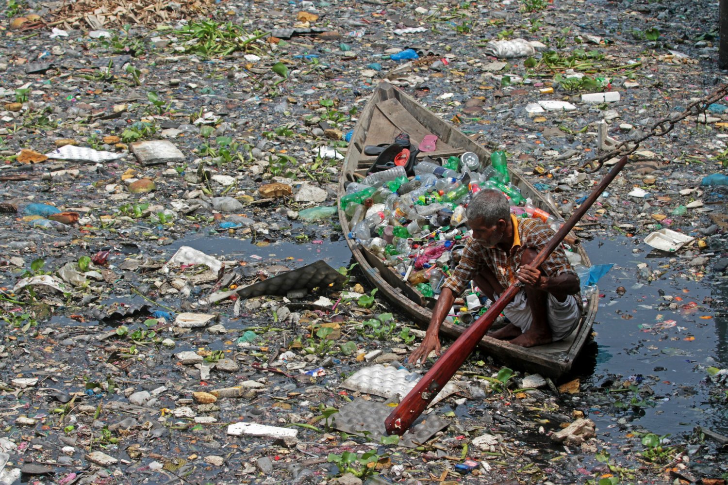 W Burigandze można znaleźć m.in. odpady chemiczne z młynów i fabryk, odpady domowe i medyczne, ścieki, martwe zwierzęta, tworzywa sztuczne i olej.