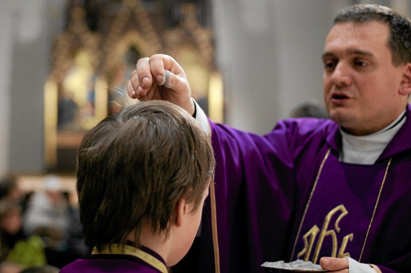 Zwyczaj posypywania głowy popiołem pochodzi z XI wieku.