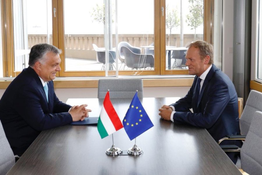 Donald Tusk i Viktor Orban spotkali się przed unijnym szczytem. Nie było to jedyne ważne spotkanie szefa Rady Europejskiej tego dnia
