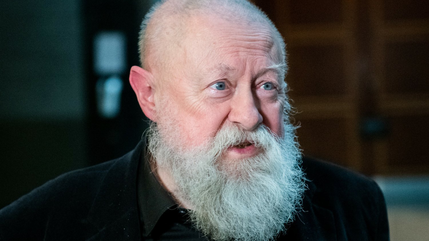 "Sztuczna inteligencja" została Słowem Roku 2023 (na zdjęciu prof. Jerzy Bralczyk, przedstawiciel kapituły konkursu).