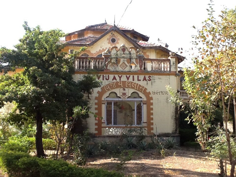 Vijay Vilas Palace, Adour Palitana, stan Gujarat, Indie 
Miejsce szczegolne, tajemnicze i klimatyczne. Pokój z wyżywieniem i woda butelkowana na życzenie  kosztuje tu 3700 rupii