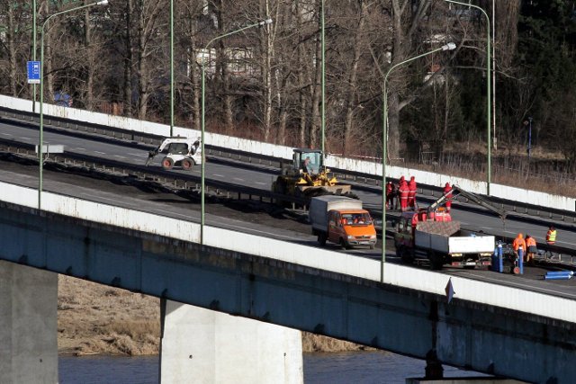 Drogowcy podczas prac na Moście Łazienkowskim . Maszyny i frezarki zrywają uszkodzoną w sobotnim pożarze nawierzchnię. Fachowcy mają ocenić zniszczenia podbudowy i konstrukcji.