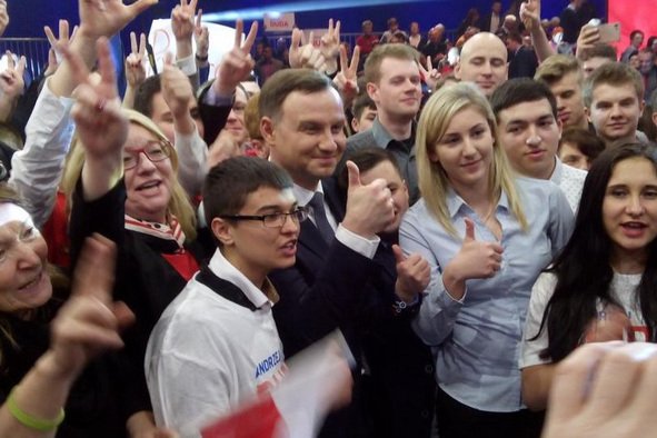 Kandydat PiS na prezydenta Andrzej Duda podpisał dziś umowę społeczną. Główne hasła to: rodzina, praca, bezpieczeństwo i dialog.