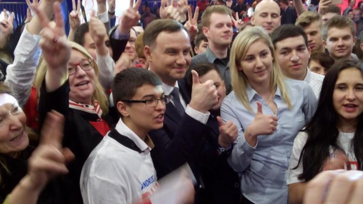 Kandydat PiS na prezydenta Andrzej Duda podpisał dziś umowę społeczną. Główne hasła to: rodzina, praca, bezpieczeństwo i dialog.