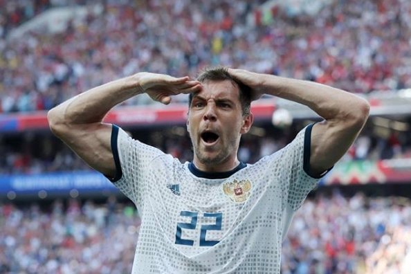 Na ręce Artioma Dziuby w meczu Rosja - Hiszpania zauważono ślady po ukłuciu igły.