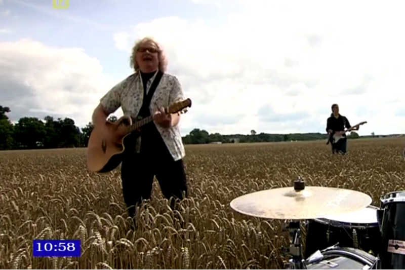 Ryszard Makowski śpiewa piosenkę w piątym odcinku "Studia YaYo".