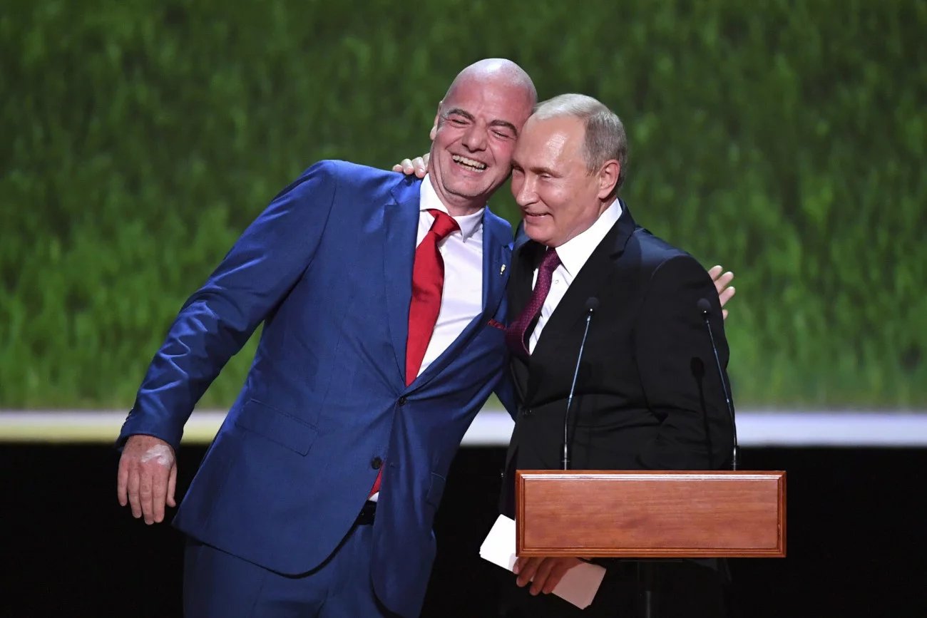 Prezydent FIFA Gianni Infantino najwyraźniej nie ma ochoty podjąć radykalnych kroków względem Rosji Władimira Putina.