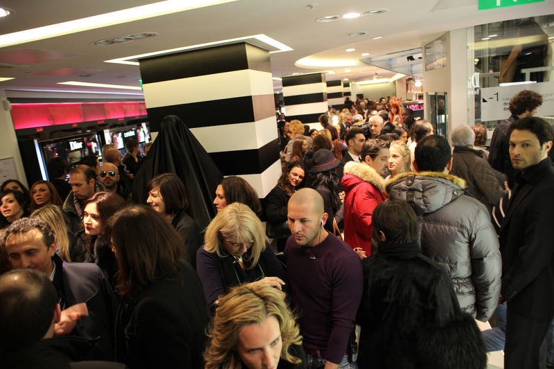 Dziki tłum w perfumerii Sephora to przedświąteczny klasyk.