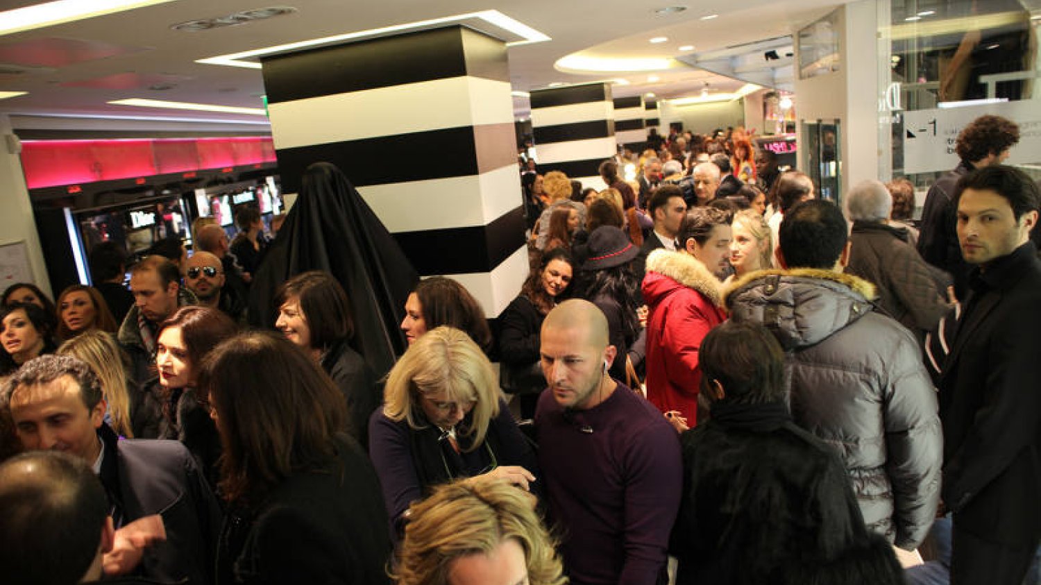 Dziki tłum w perfumerii Sephora to przedświąteczny klasyk.