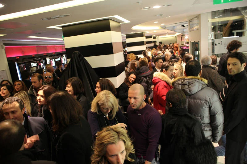 Dziki tłum w perfumerii Sephora to przedświąteczny klasyk.