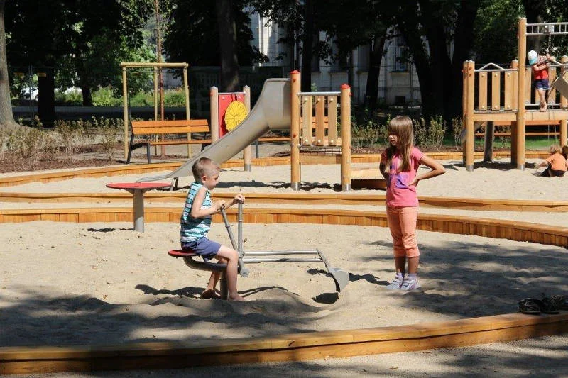 Ogród Krasińskich jest zorganizowany z myślą o najmłodszych. To jeden z bezpieczniejszych placów zabaw