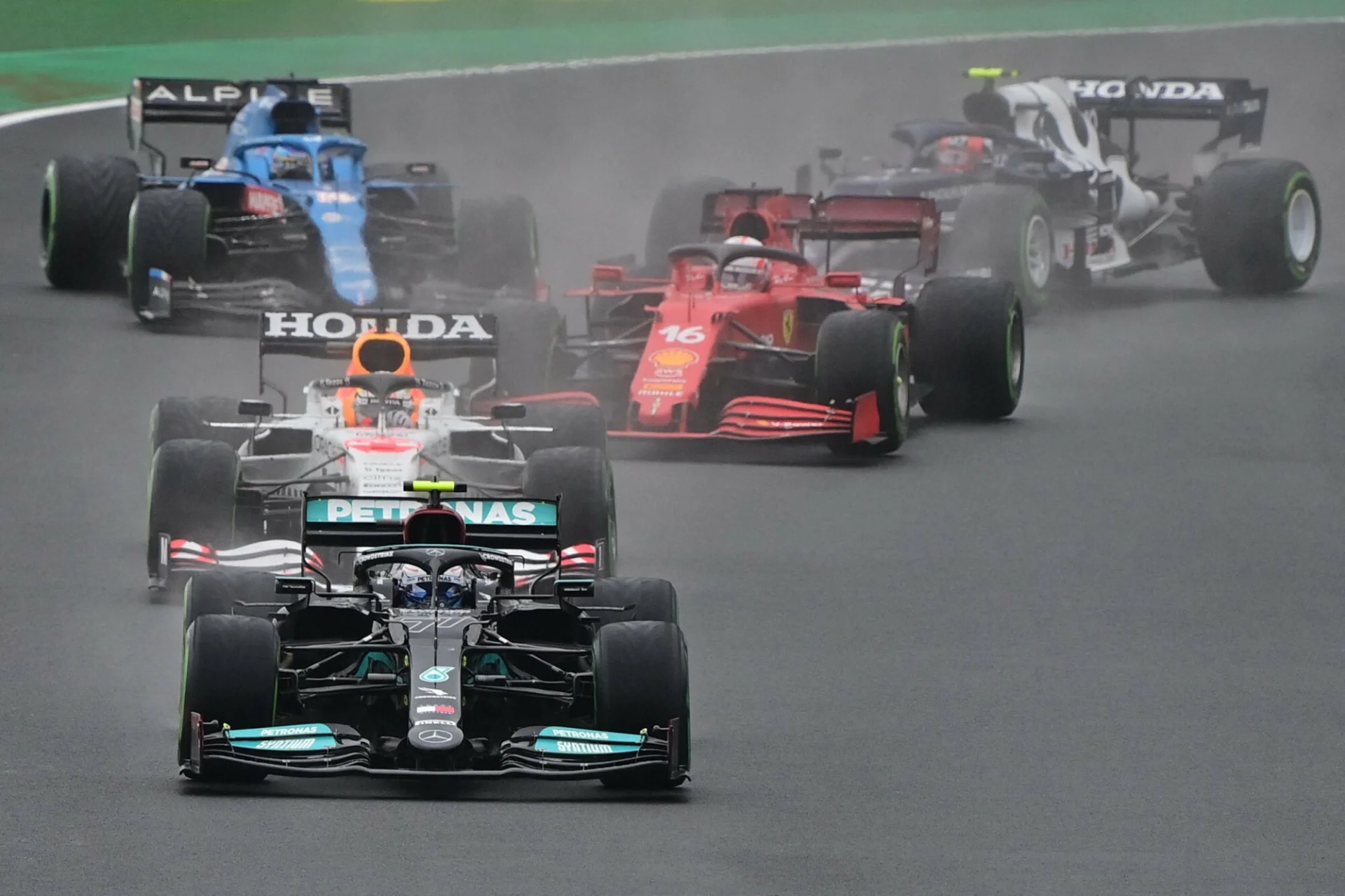 Valtteri Bottas na czele wyścigu o Grand Prix Turcji Formuły 1