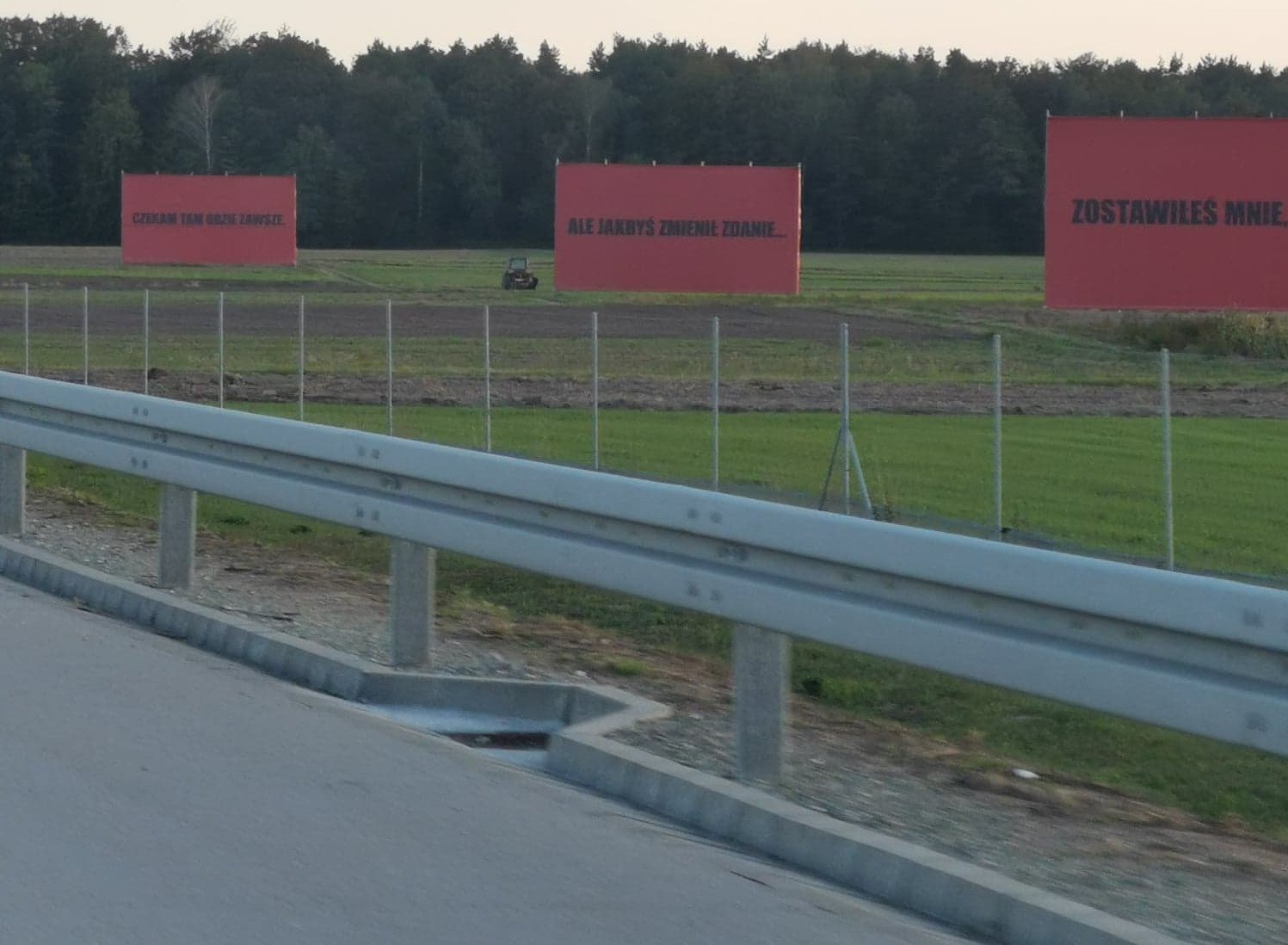 Takie billboardy stoją przy trasie S8.