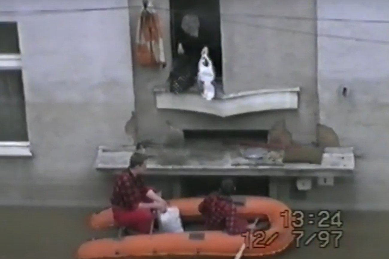 "Powódź tysiąclecia" na nagraniach - w niektórych miejscach ludzi ewakuowano oknami