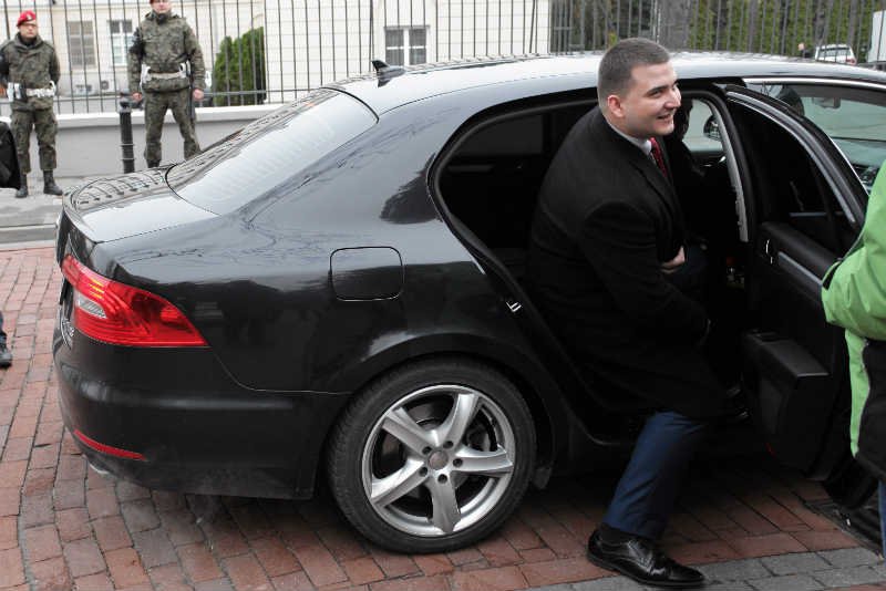 Bartłomiej Misiewicz zarabia w MON 12 tys. zł miesięcznie.