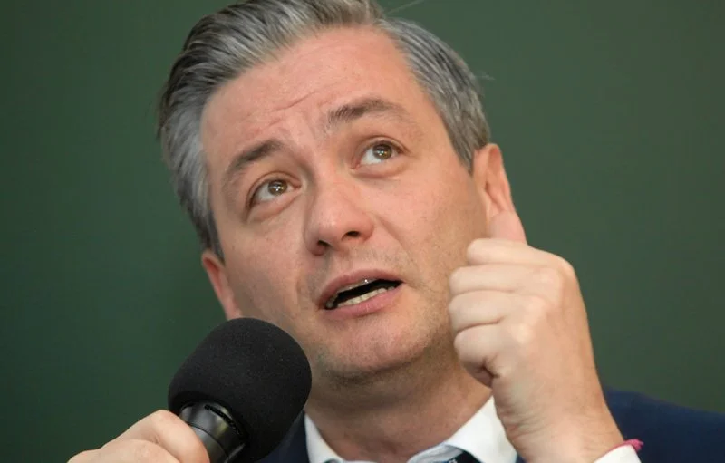 Politycy Prawa i Sprawiedliwości chcieli, aby Robert Biedroń siedział cicho. Tymczasem prezydent Słupska ujawnia i ostro atakuje rząd.