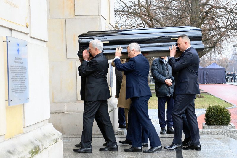 W piątek rano trumnę z ciałem Jana Olszewskiego przewieziono do kancelarii premiera.