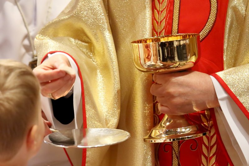 Bełchatów: księża wezwali policję, bo 13-latek wypluł komunię.