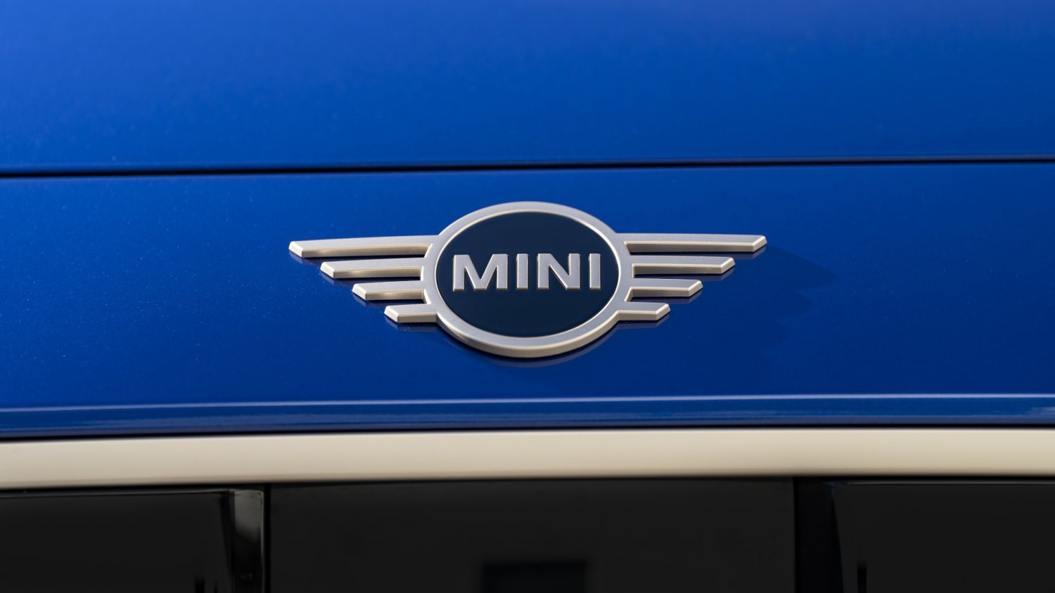 Szukasz auta elektrycznego do miasta? Te trzy MINI mają wszystko, czego potrzebujesz