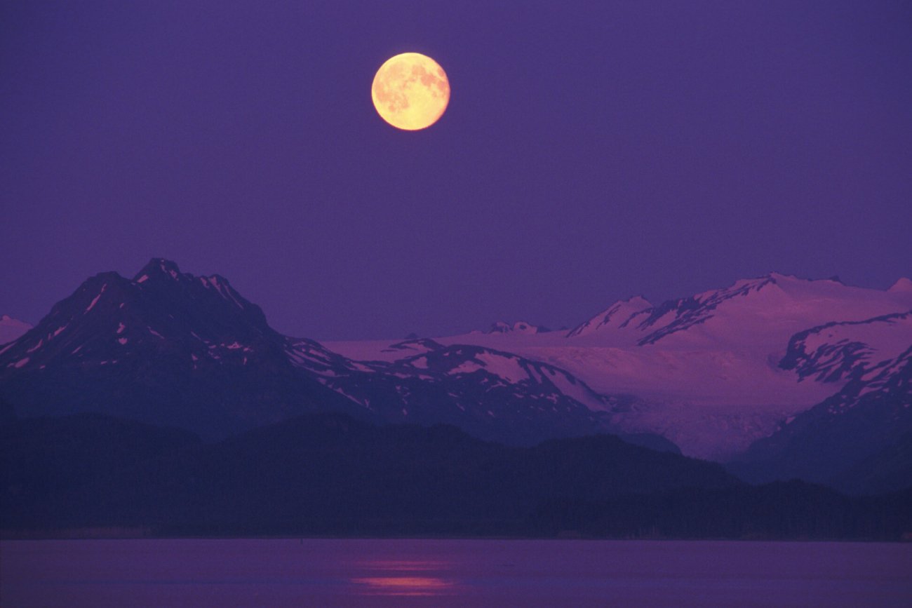 Pełnia Różowego Księżyca. Kiedy nastąpi?