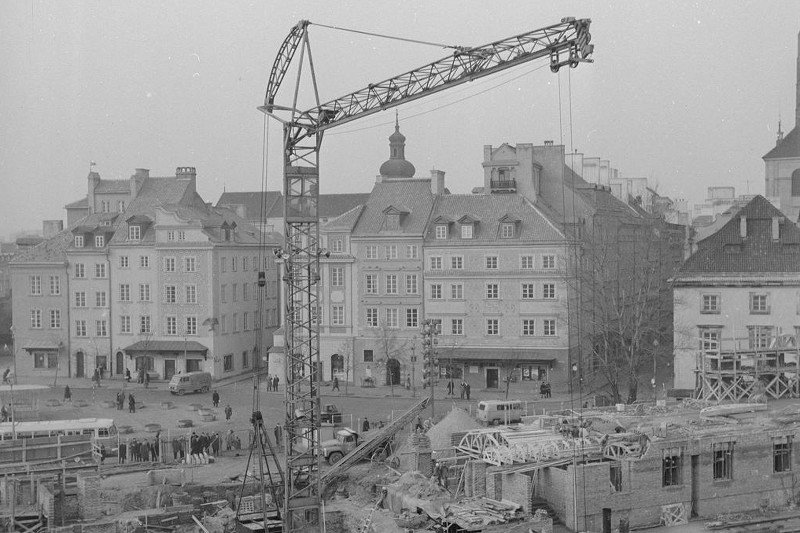 Dźwig na placu budowy. W tle zabudowa Starego Miasta.