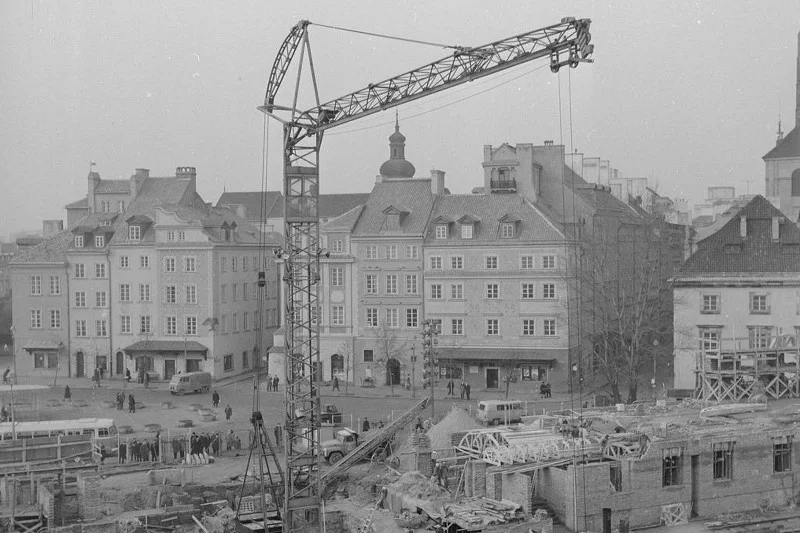 Dźwig na placu budowy. W tle zabudowa Starego Miasta.