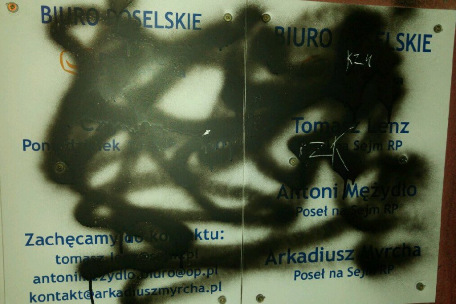 Arkadiusz Myrcha opublikował na Twitterze zdjęcia zniszczonych drzwi biura poselskiego.