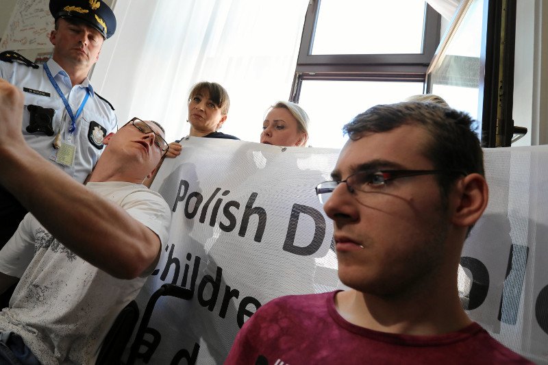Kuba Hartwich podczas 37 dnia sejmowego protestu osób z niepełnosprawnością i ich opiekunów.