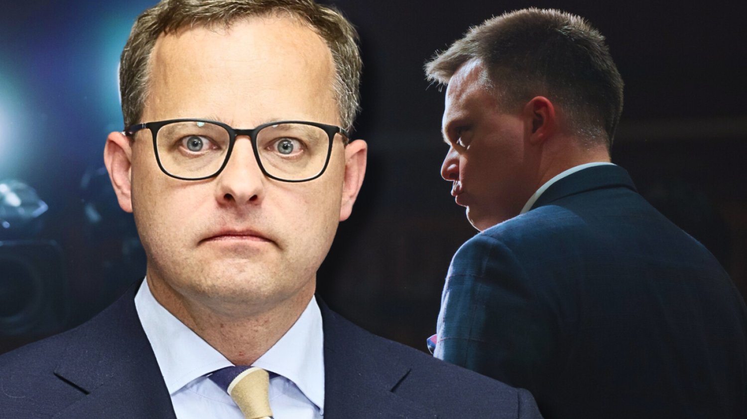 Marszałek Sejmu Szymon Hołownia chce odebrać uposażenie Marcinowi Romanowskiemu. Marcin Romanowski, a w tle Szymon Hołownia. Marszałek Sejmu chce odebrać pensję posłowi PiS.