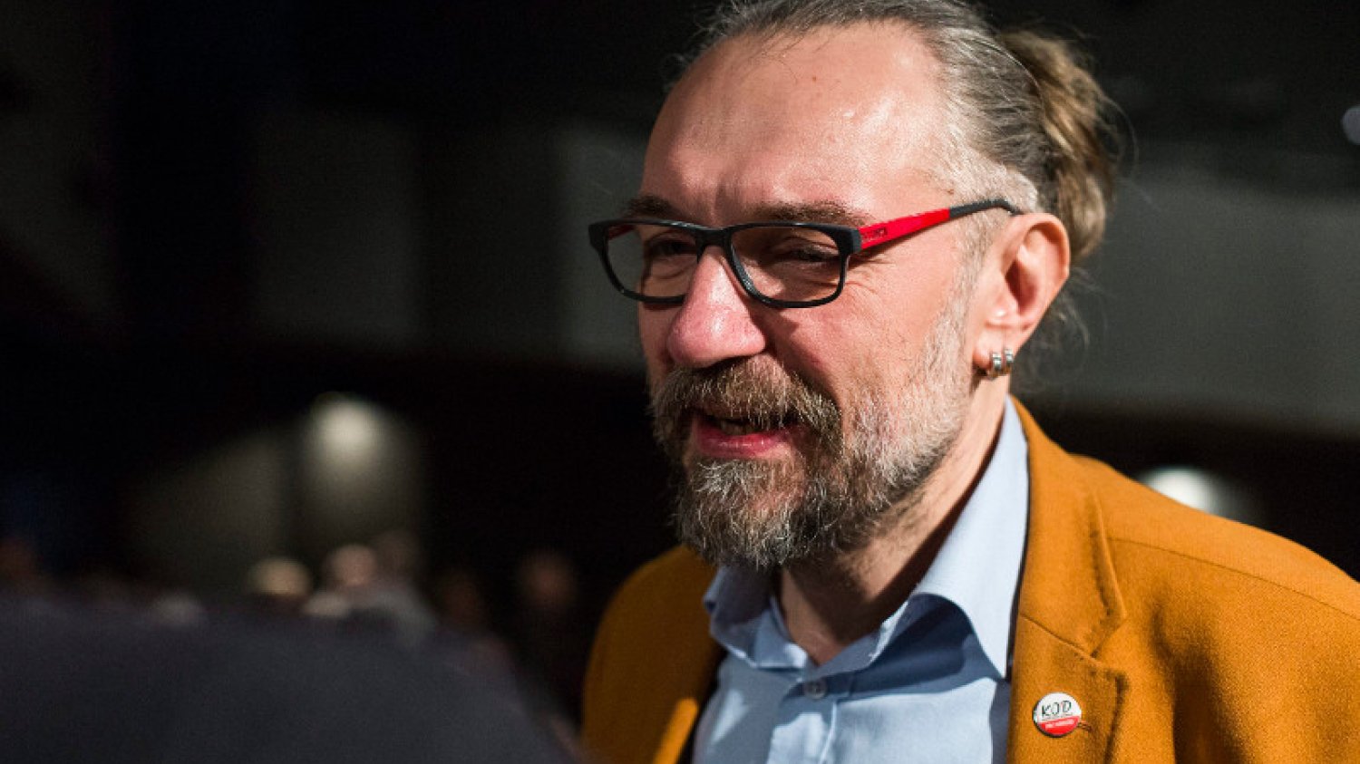 Mateusz Kijowski sprawia wrażenie zirytowanego.