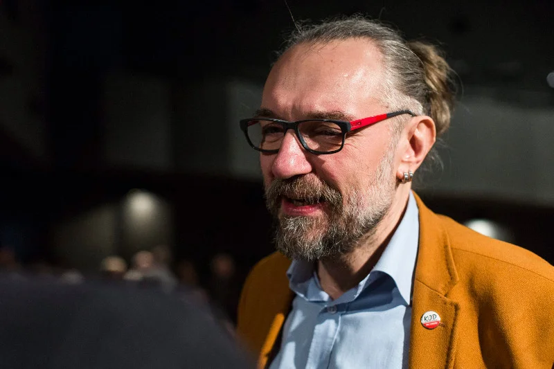 Mateusz Kijowski sprawia wrażenie zirytowanego.