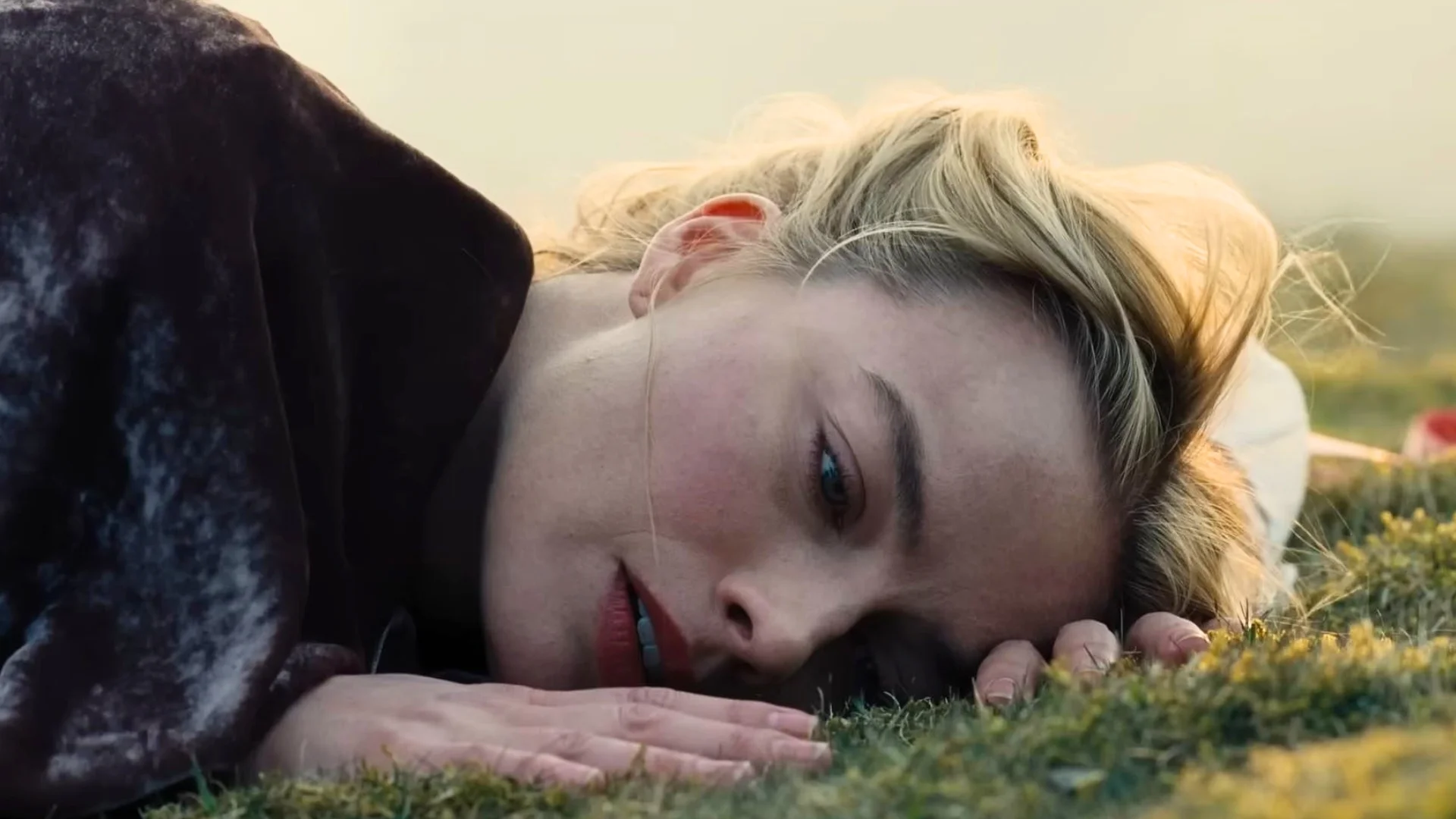 Margot Robbie jako Cathy Earnshaw w filmie "Wichrowe wzgórza"