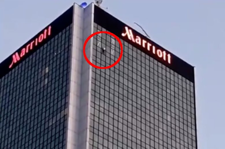 Mężczyźnie udało się wejść na dach hotelu w Warszawie.