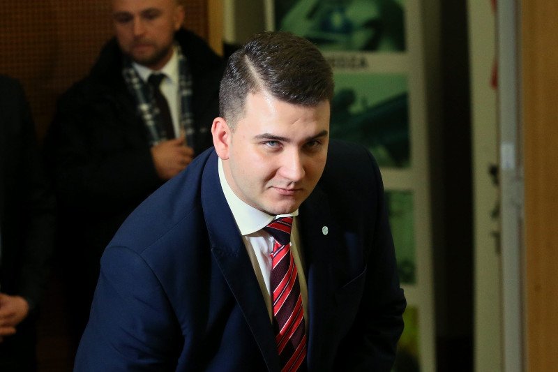 Choć Bartłomiej Misiewicz, rzecznik MON przebywa na urlopie jest aktywny na twitterze