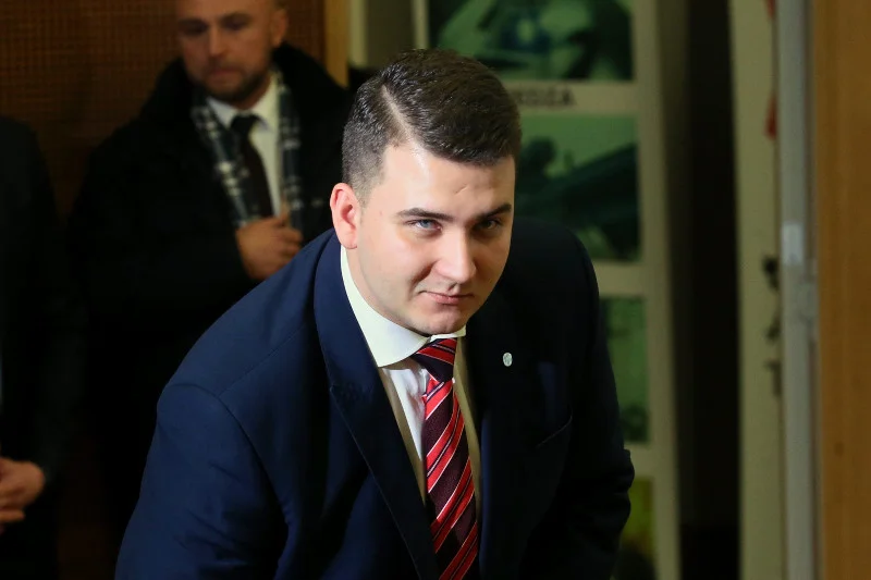 Choć Bartłomiej Misiewicz, rzecznik MON przebywa na urlopie jest aktywny na twitterze