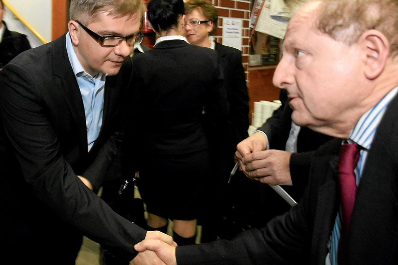 Obecny naczelny "Wprost" Sylwester Latkowski i poseł SLD Tadeusz Iwiński w roku 2010.