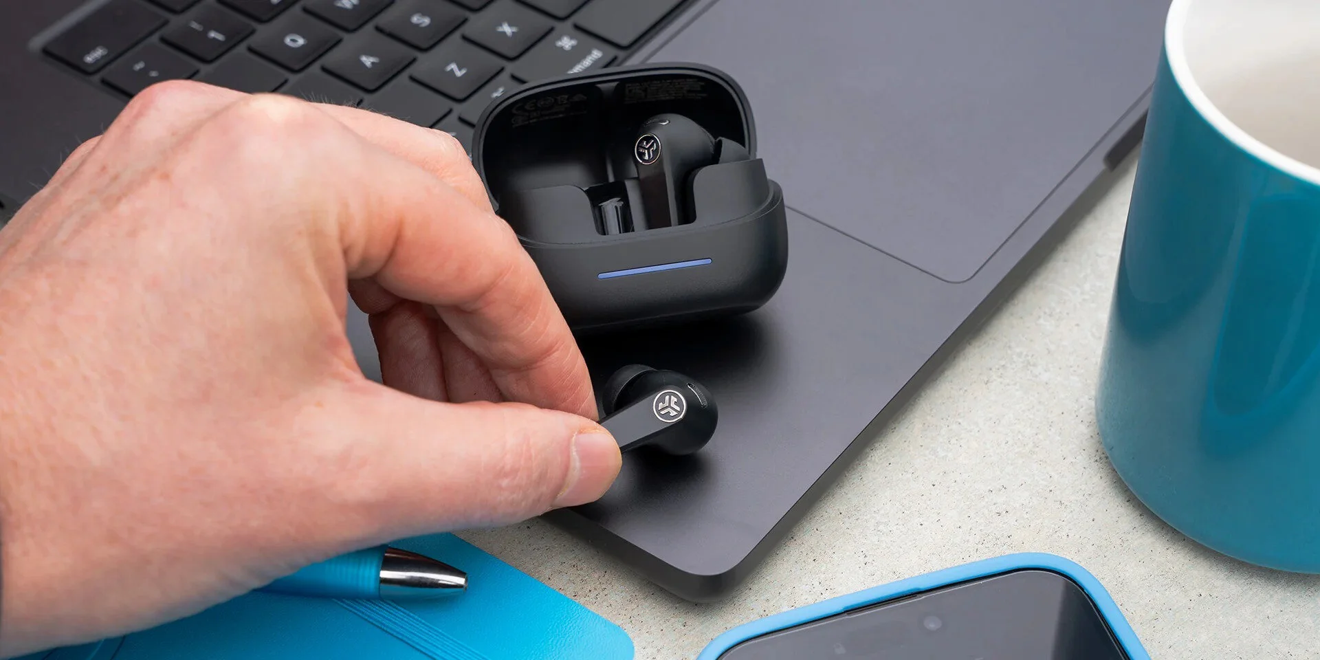 Dzięki technologii Multi-point i Google Fast Pair słuchawki JLAB Jbuds Pods ANC da się sparować z kilkoma urządzeniami