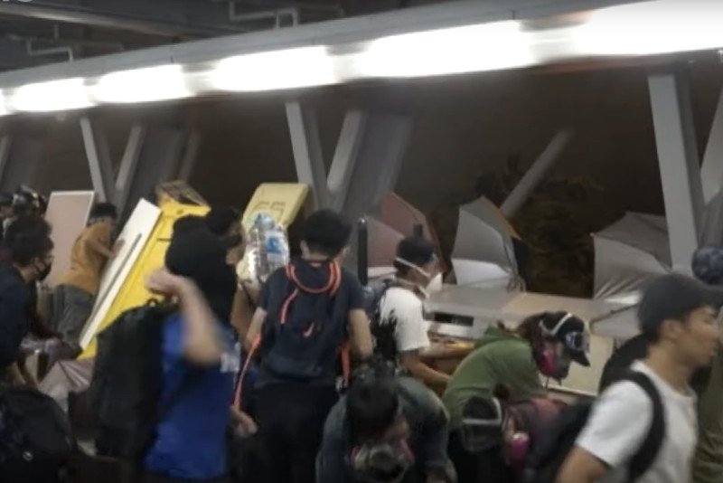 Uzbrojeni w łuki, kamienie i koktajle Mołotowa studenci  od niedzieli walczą na terenie kampusu z oddziałami policji.